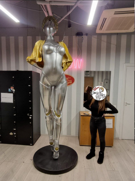 Энтузиаст из России создал статую близняшки из Atomic Heart в полный рост